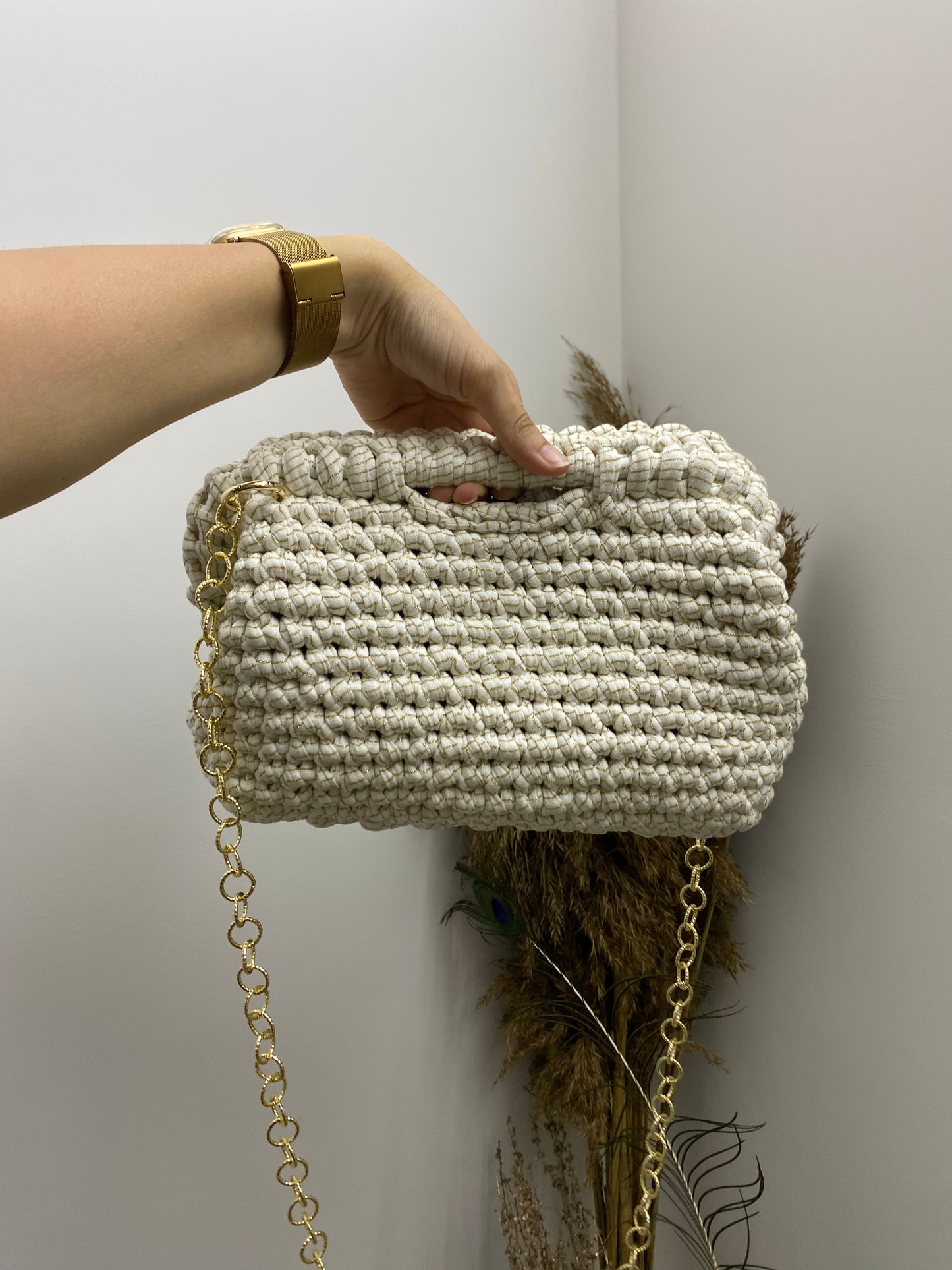Borsa Pochette grande bianca con dettagli oro in cotone fatta a mano con catena unica dorata