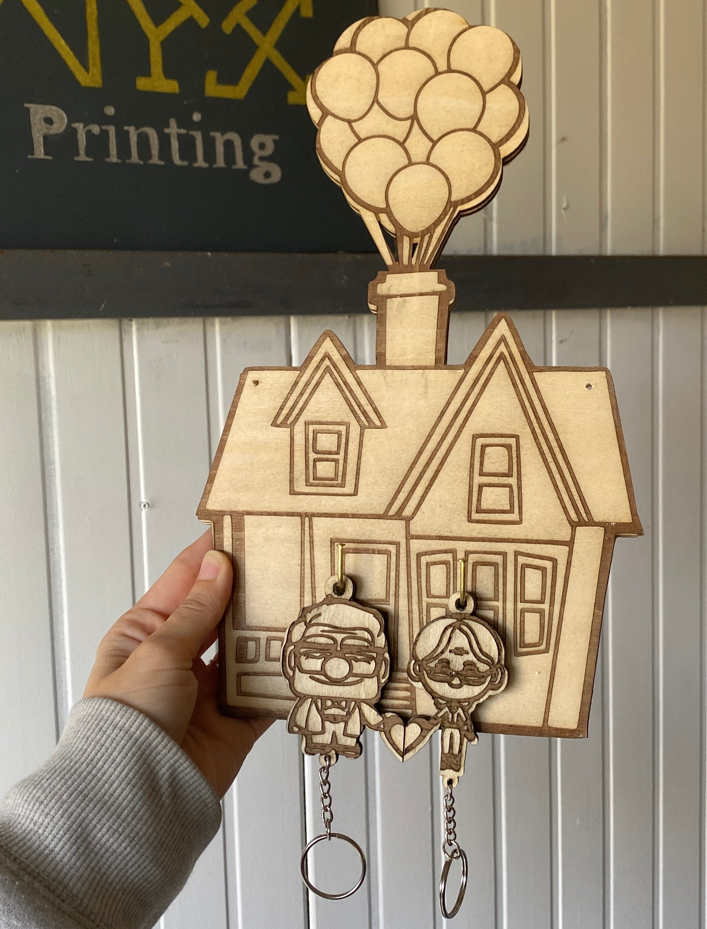 Casa UP appendichiavi con portachiavi in legno inciso