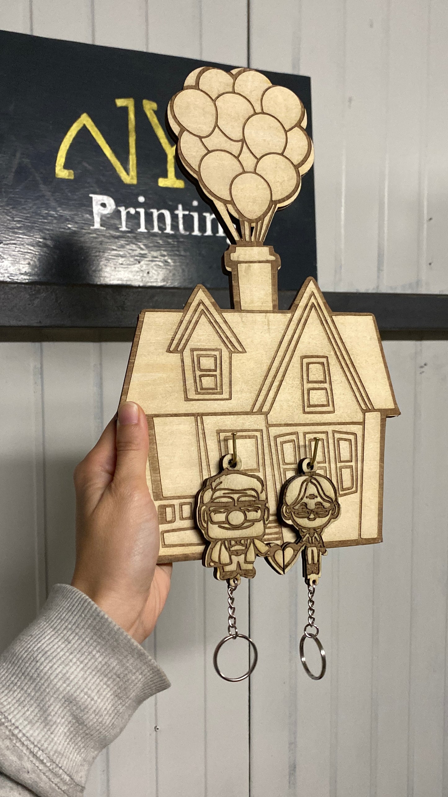 Casa UP appendichiavi con portachiavi in legno inciso