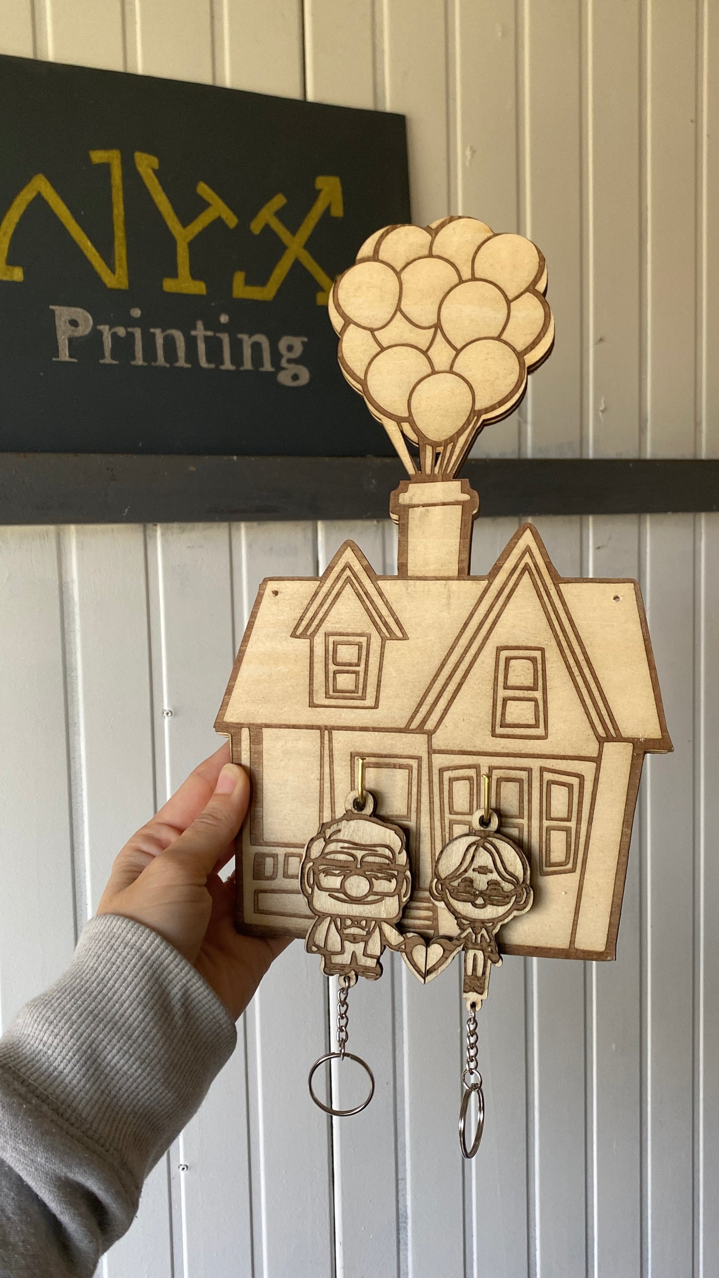 Casa UP appendichiavi con portachiavi in legno inciso