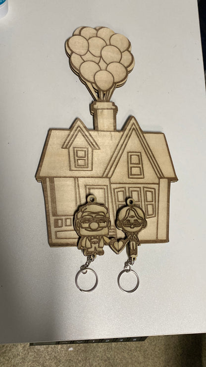 Casa UP appendichiavi con portachiavi in legno inciso