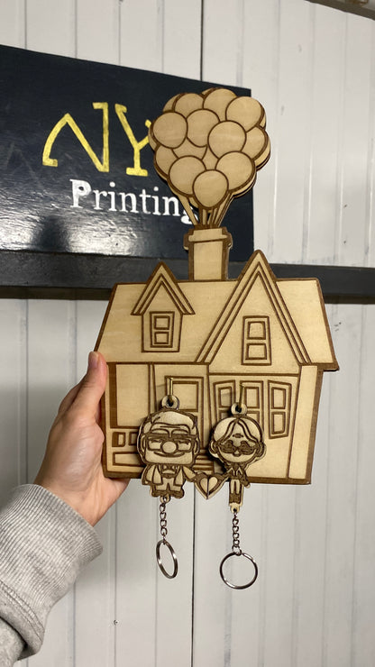 Casa UP appendichiavi con portachiavi in legno inciso