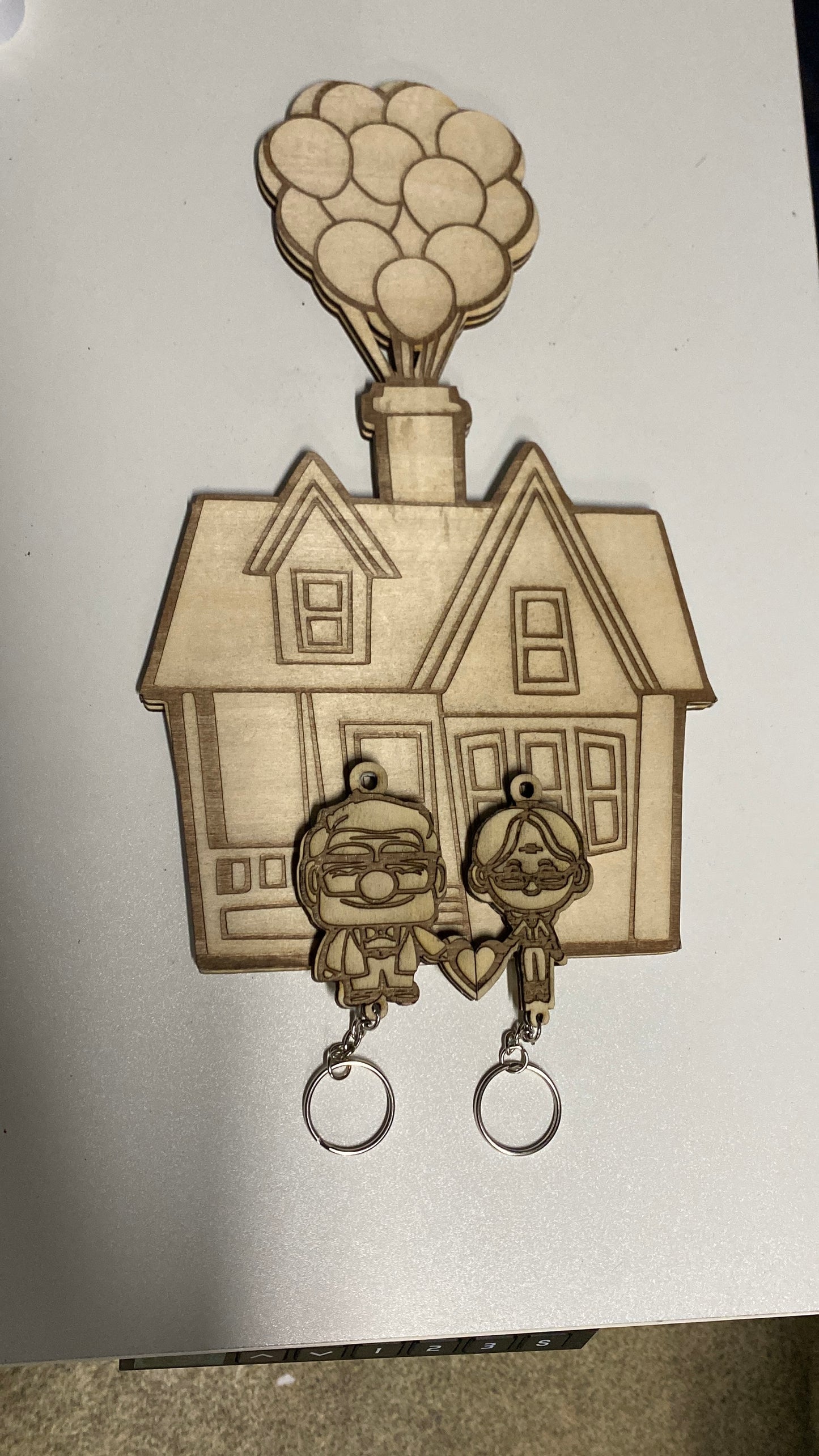 Casa UP appendichiavi con portachiavi in legno inciso