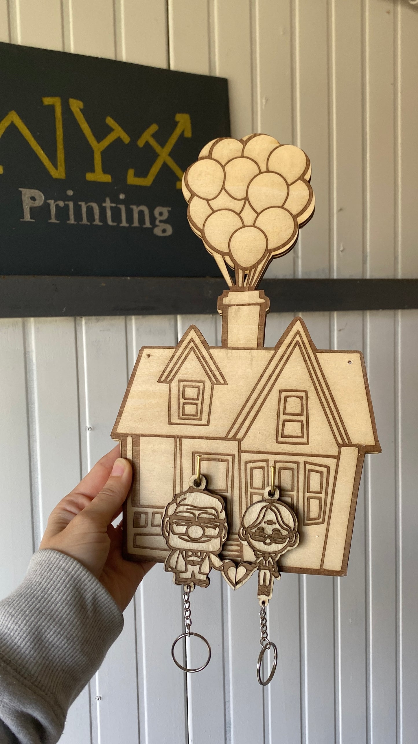 Casa UP appendichiavi con portachiavi in legno inciso