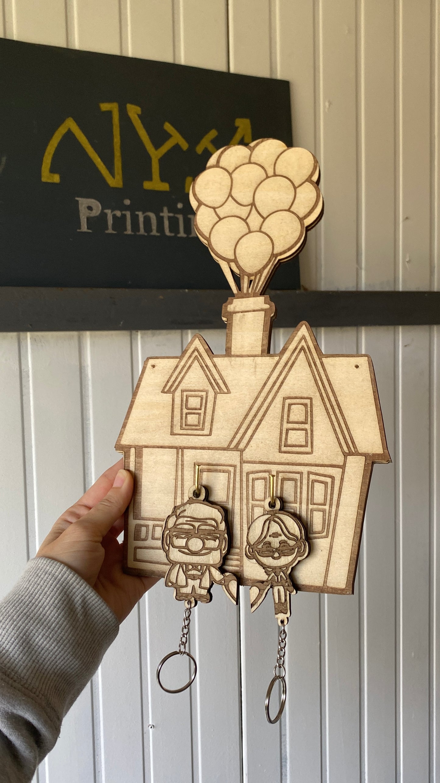 Casa UP appendichiavi con portachiavi in legno inciso