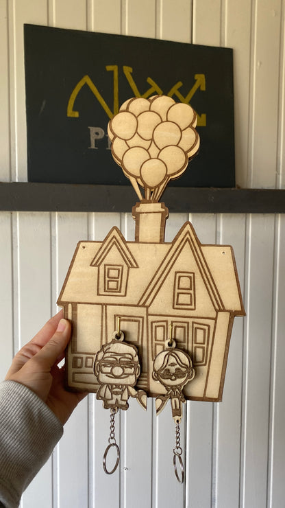 Casa UP appendichiavi con portachiavi in legno inciso