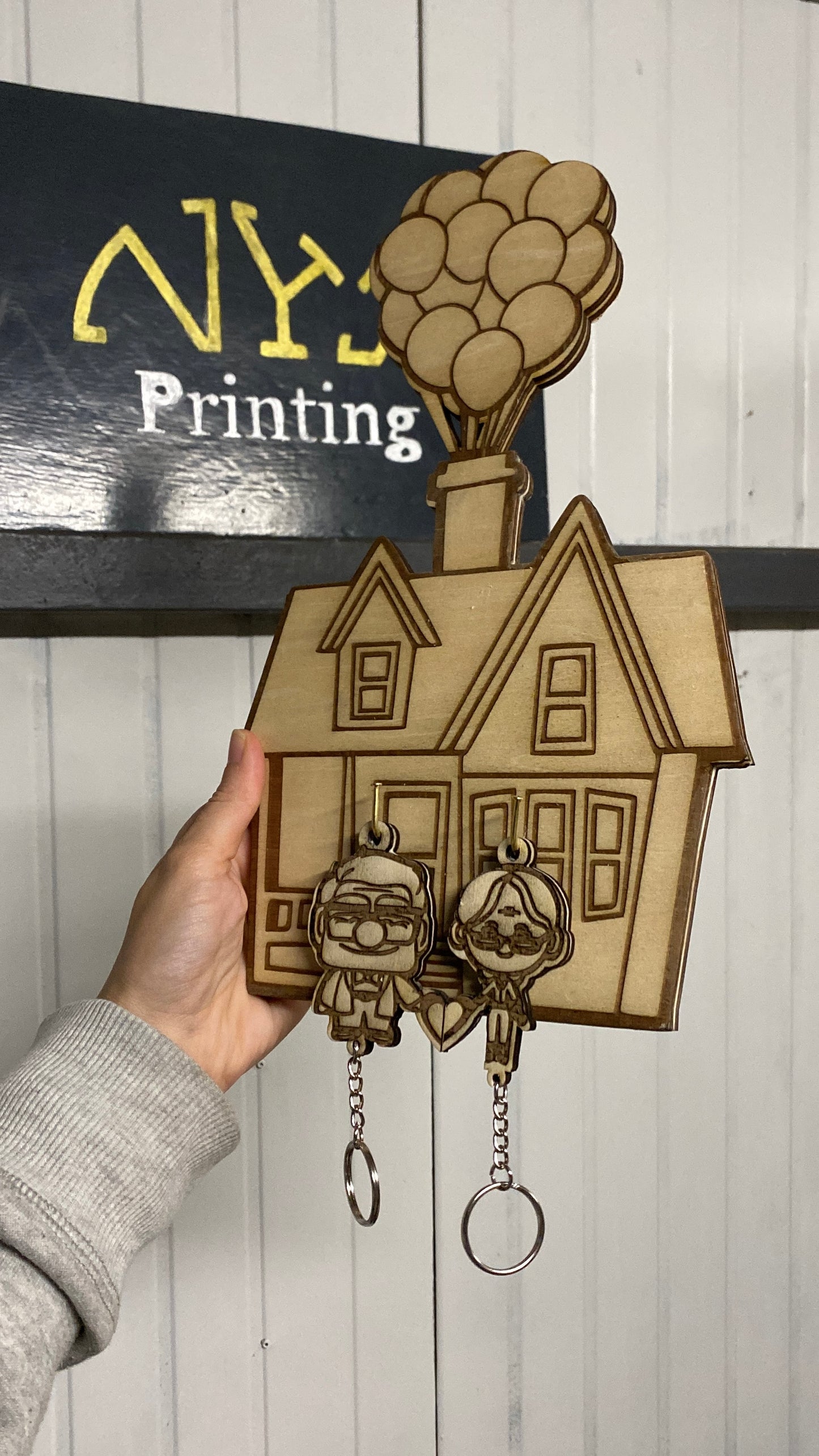 Casa UP appendichiavi con portachiavi in legno inciso