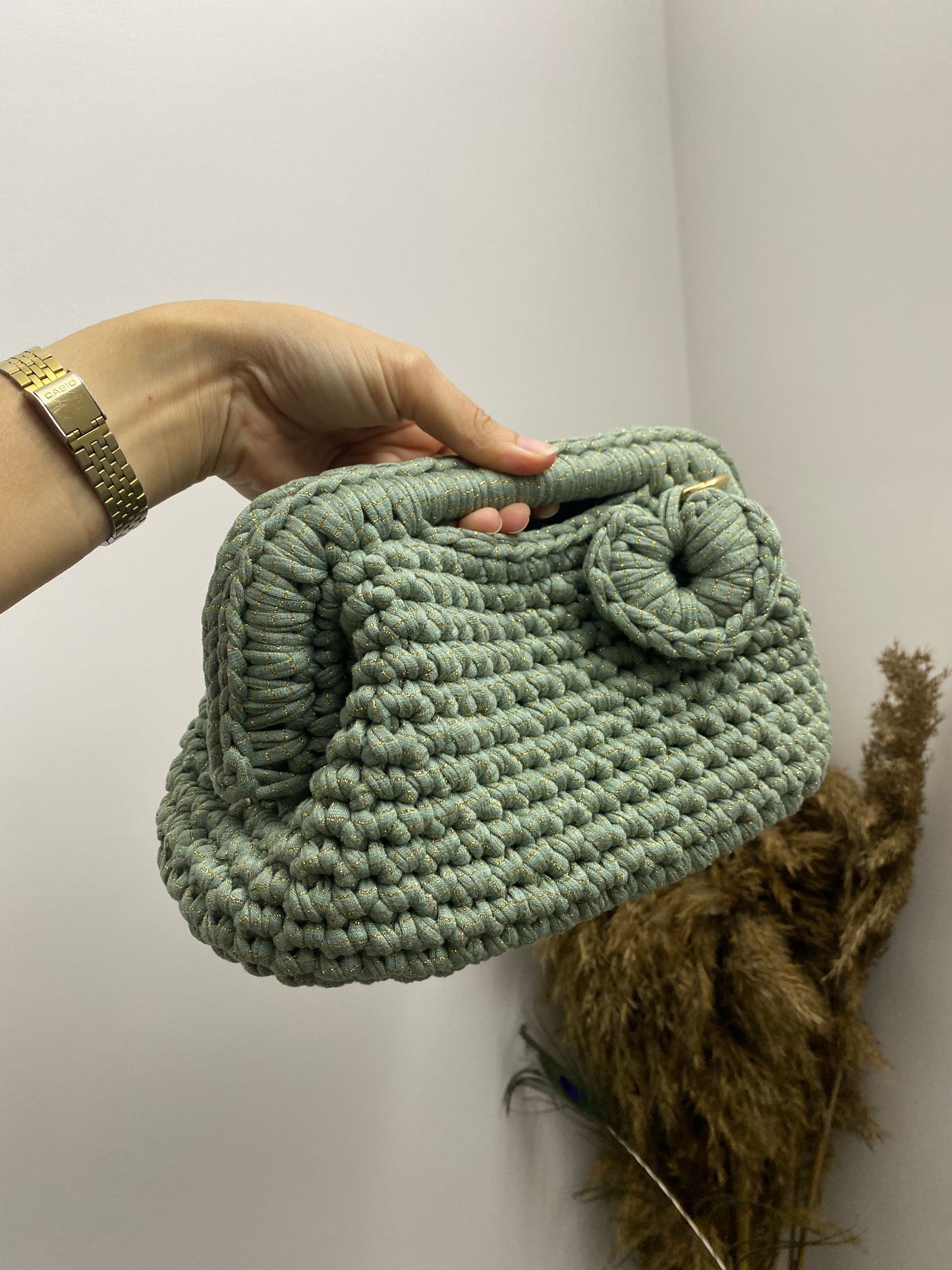 Borsa Pochette media verde con dettagli oro in cotone fatta a mano e charme a cuore