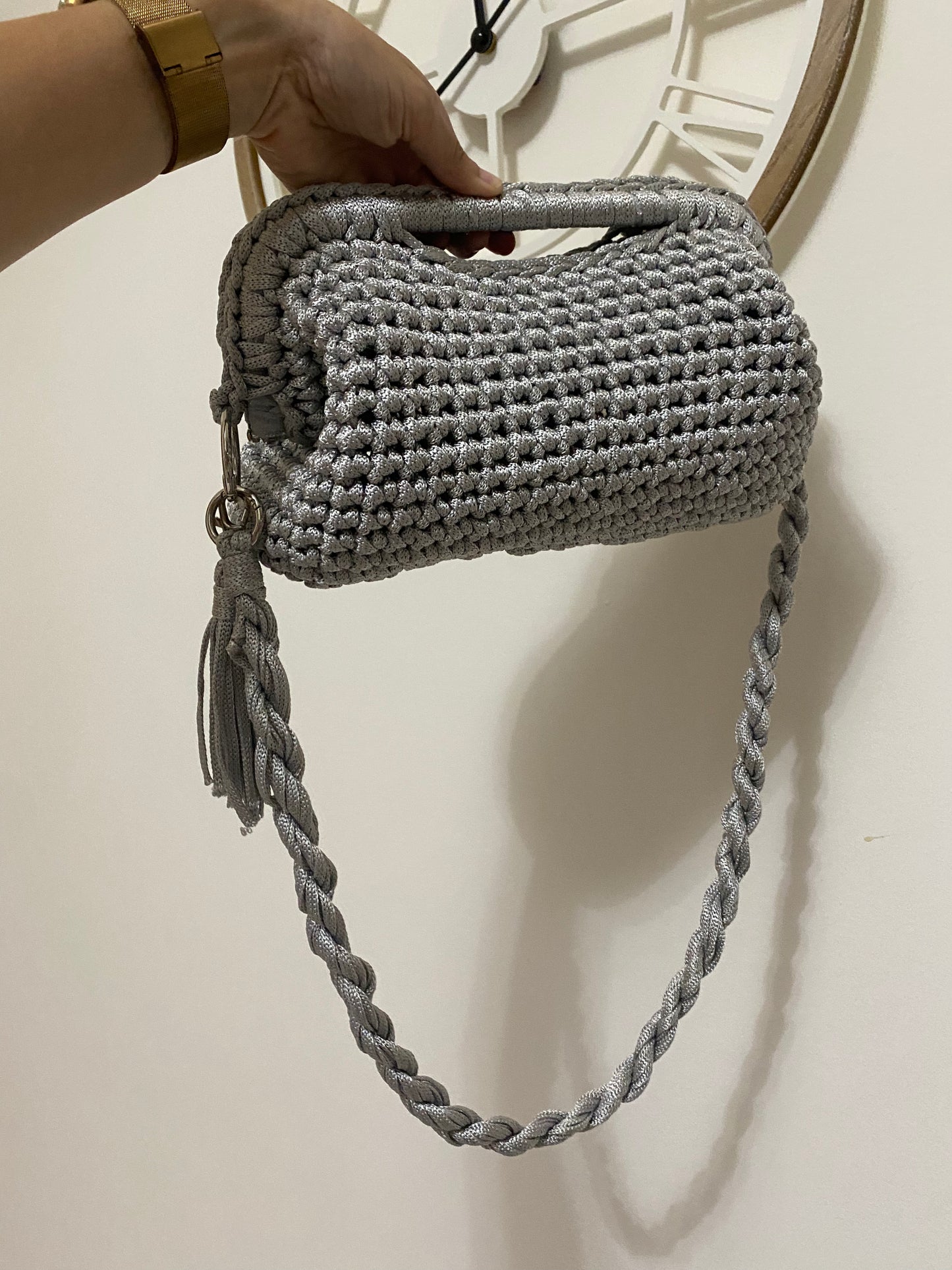 Borsa Pochette grande argento in cotone fatta a mano con catena e charme fatti a mano