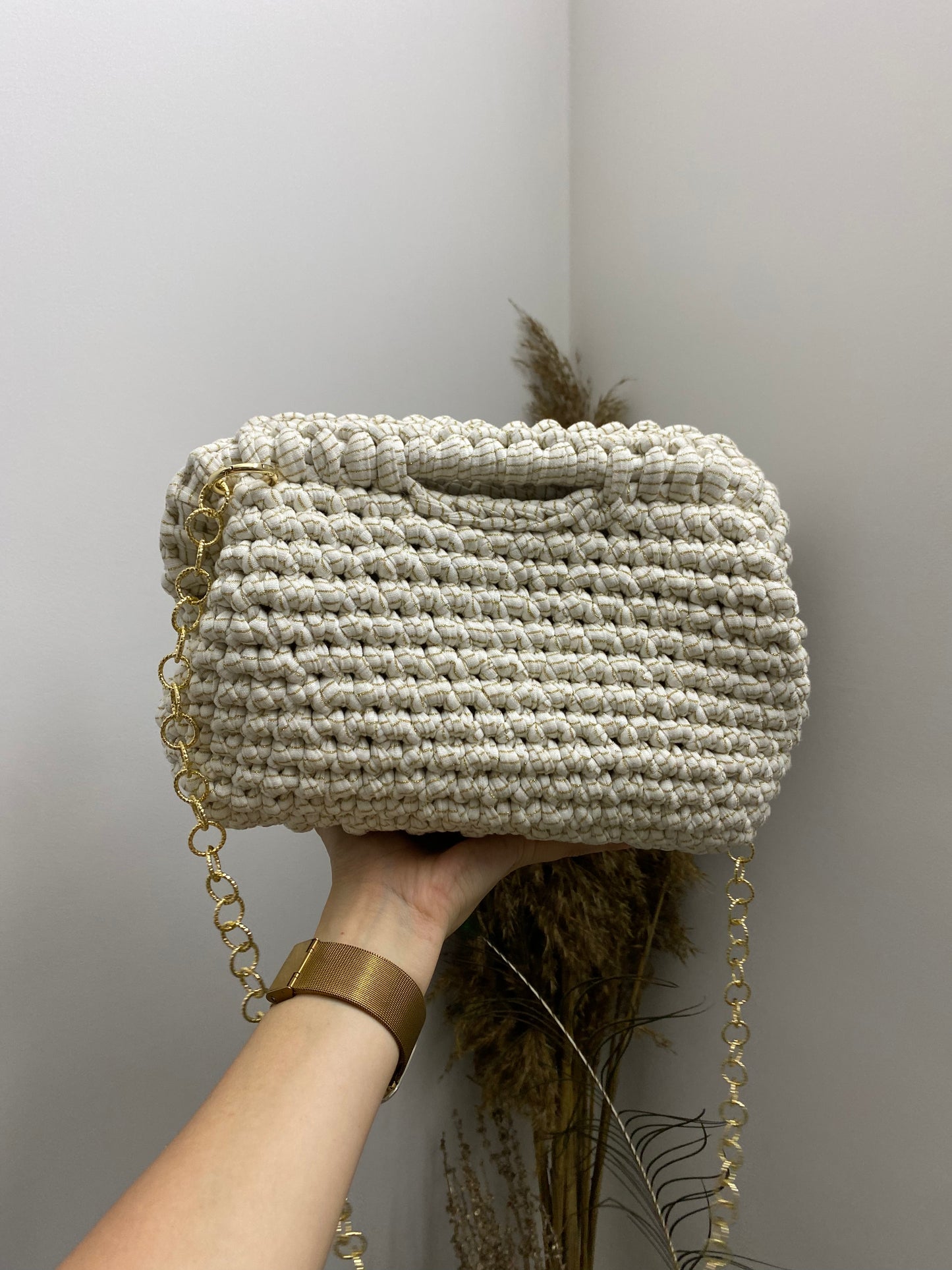 Borsa Pochette grande bianca con dettagli oro in cotone fatta a mano con catena unica dorata