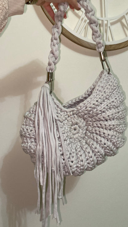 Borsa a forma di conchiglia fatta a mano grigia