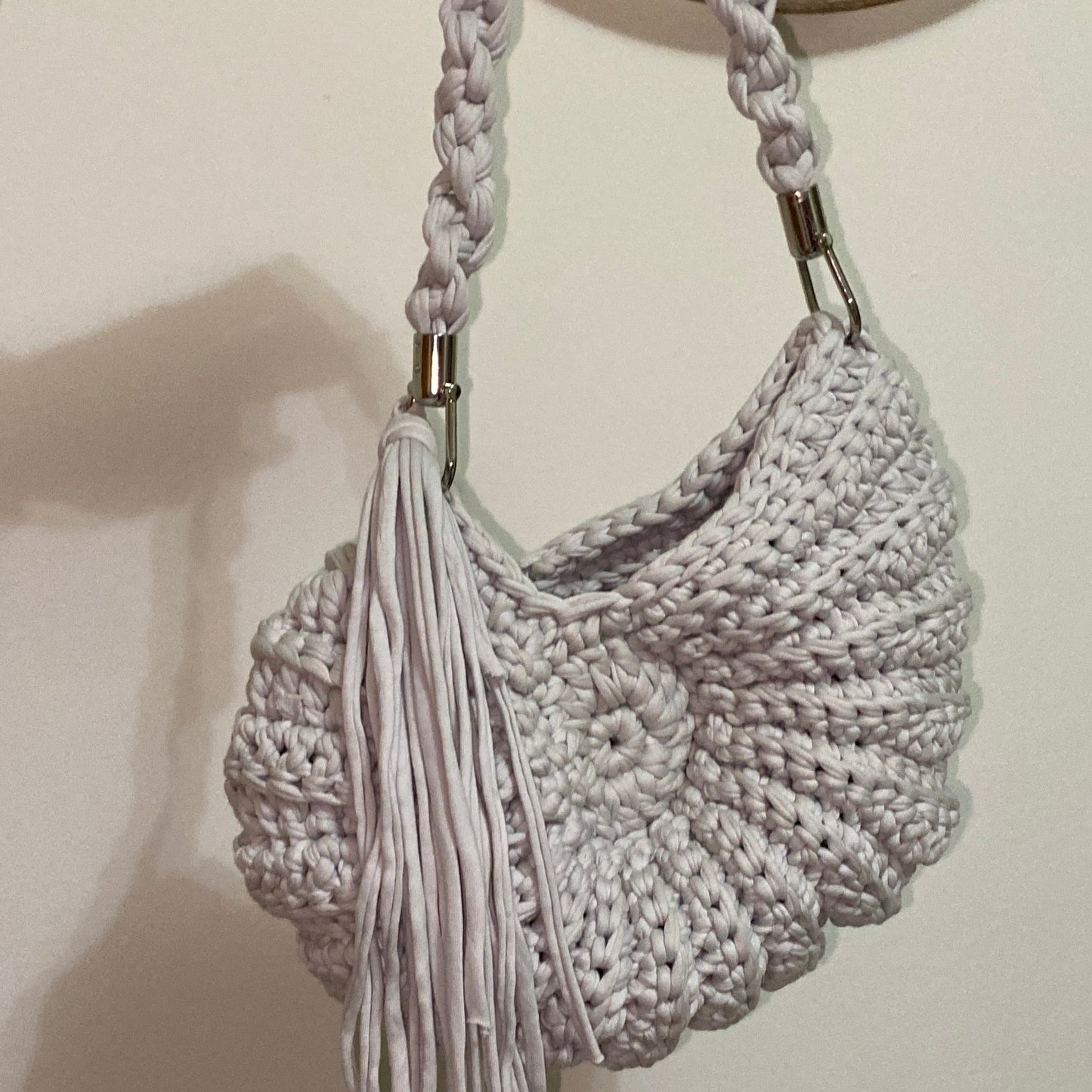 Borsa a forma di conchiglia fatta a mano grigia