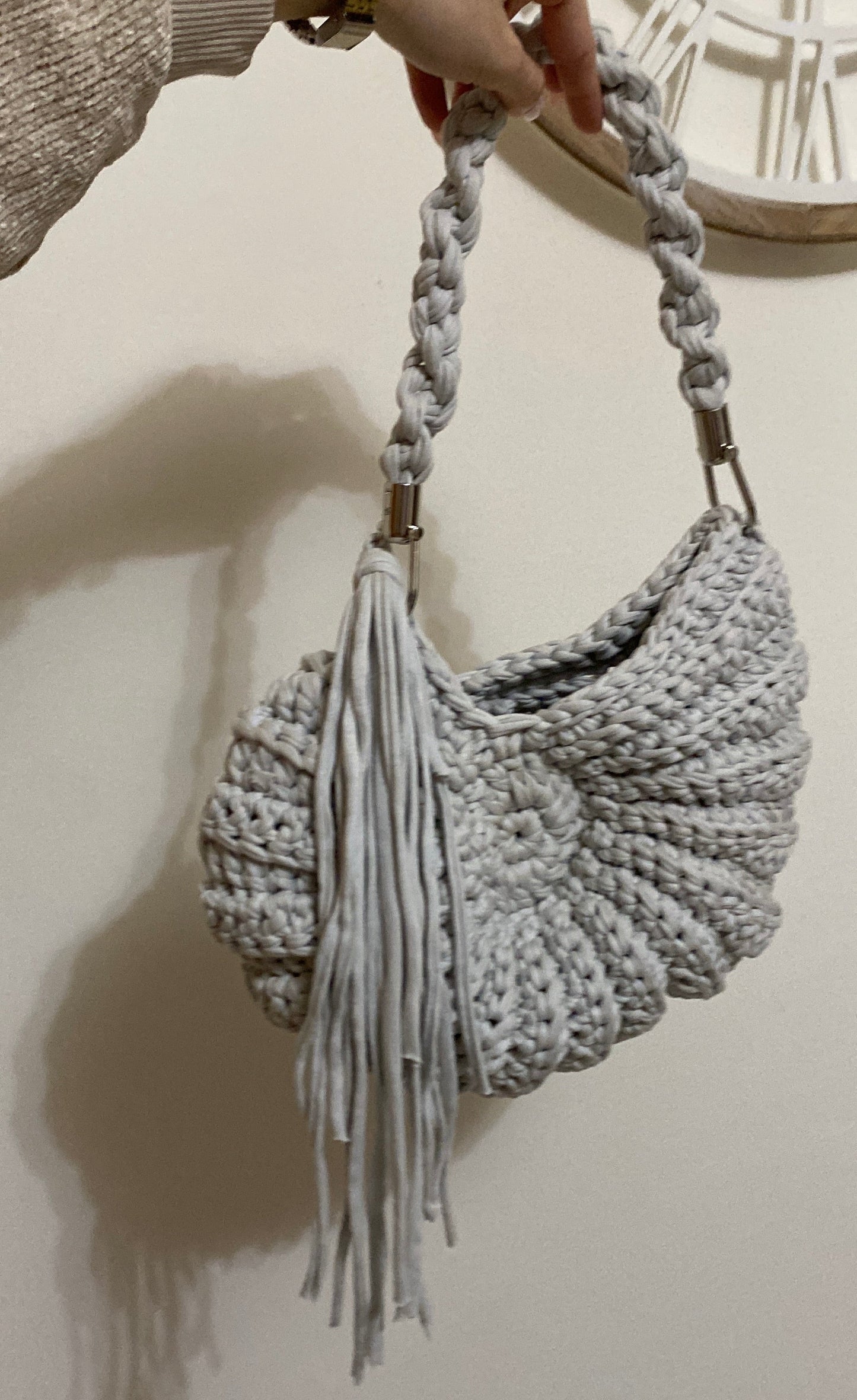 Borsa a forma di conchiglia fatta a mano grigia