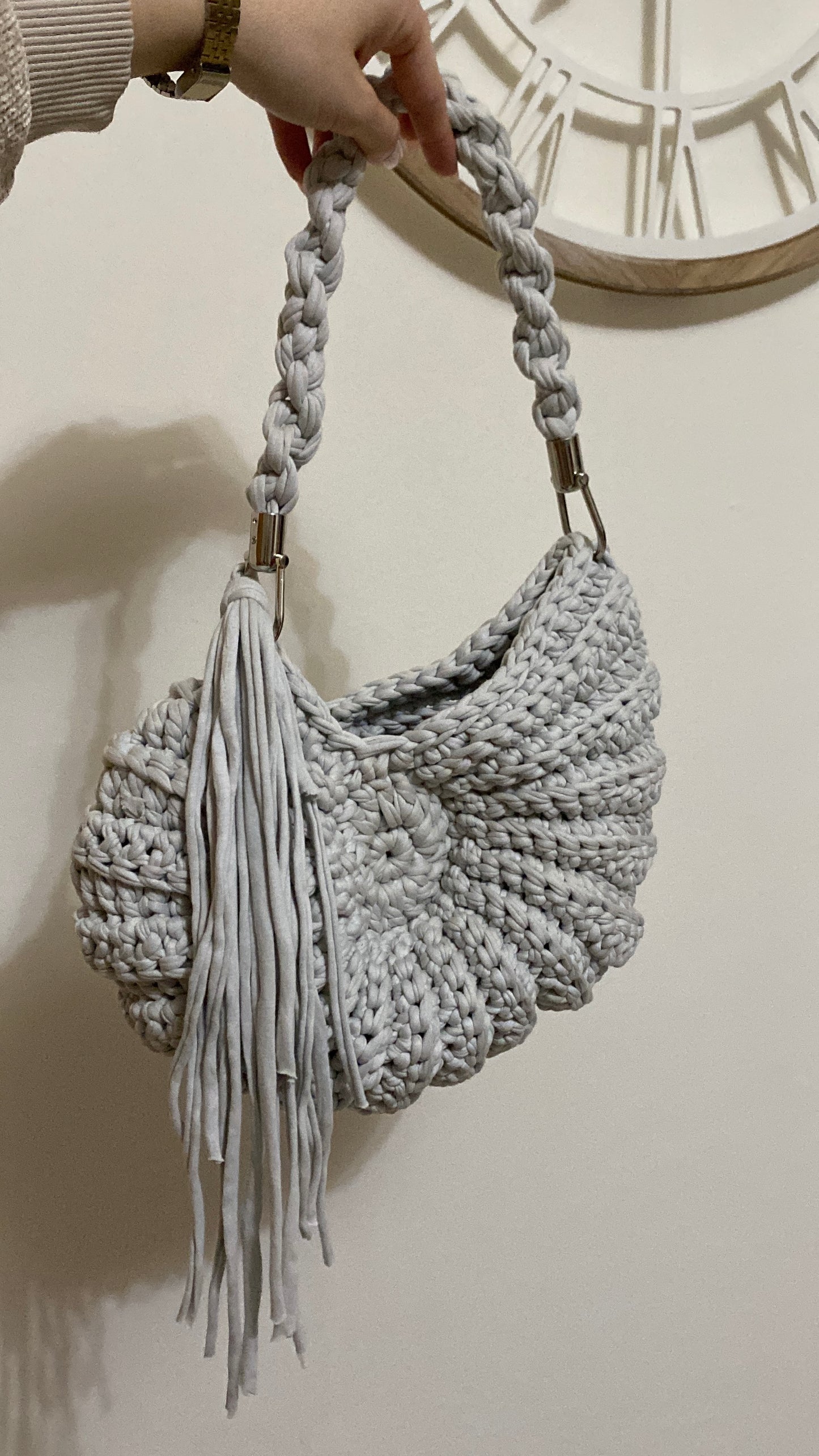 Borsa a forma di conchiglia fatta a mano grigia