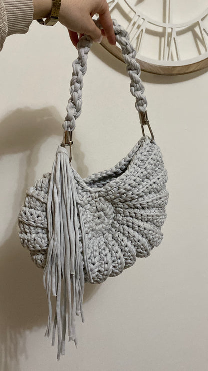 Borsa a forma di conchiglia fatta a mano grigia